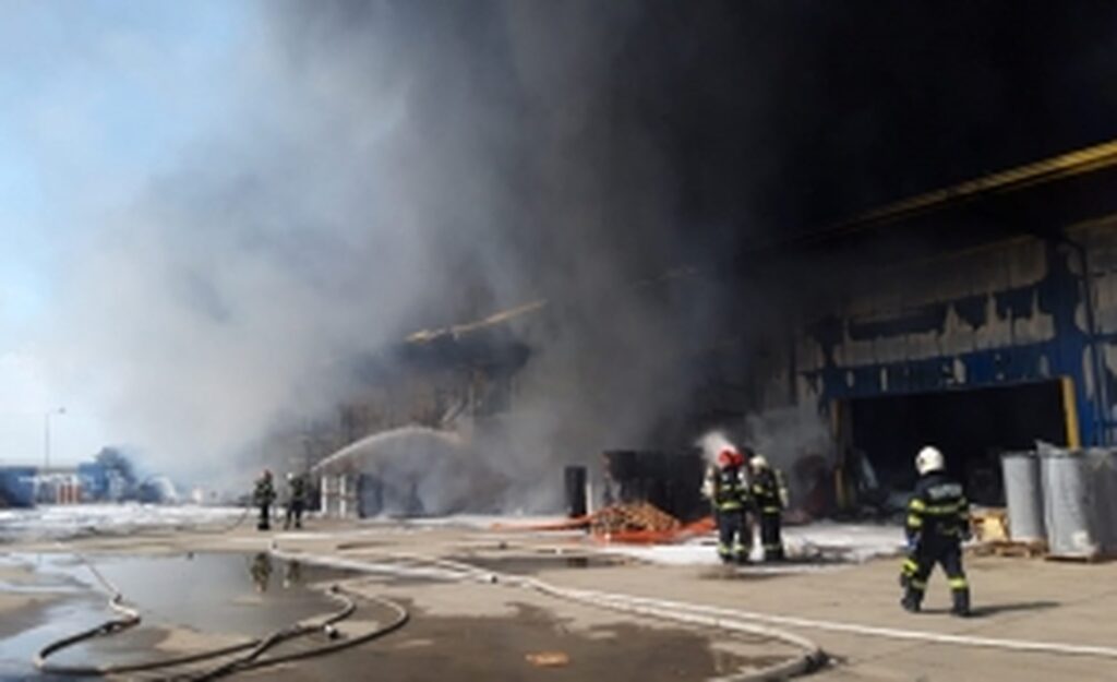 Incendiu de proporții în apropiere de Oradea. Pompierii s-au deplasat cu un efectiv de șase autospeciale pentru a stinge flăcările