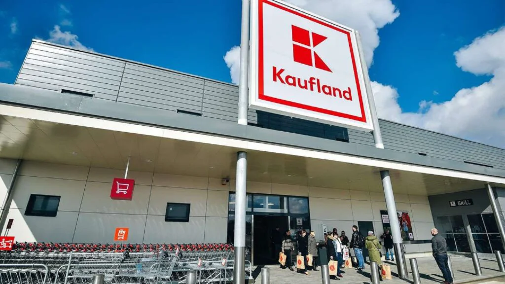 Cât câștigă casierițele din Kaufland. Angajatorii le oferă bonuri de masă și alte beneficii