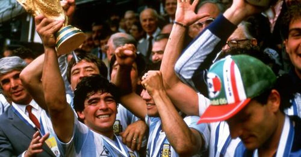 ”Mâna lui Dumnezeu”. Tricoul purtat de Maradona contra Angliei în 1986, vândut la licitaţie cu prețul record de 9, 3 milioane de dolari