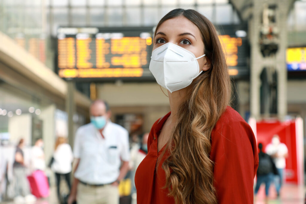 Masca de protecție nu va mai fi obligatorie în aeroporturi și avioane