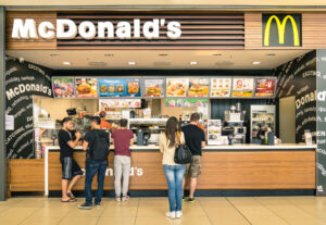 Gigantul McDonald’s, la un pas de declin. Vânzările au scăzut dramatic