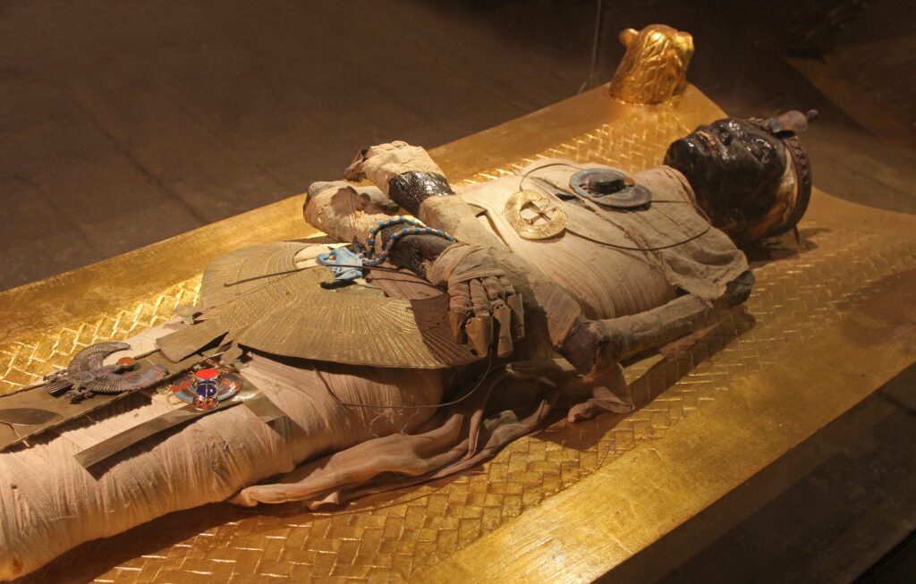 Un bărbat a fugit cu o mumie veche de 800 de ani. Ce spune hoțul despre „prietena lui spirituală”