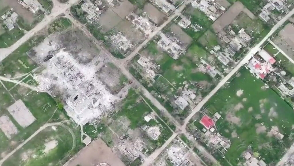 Rușii fac prăpăd în Ucraina. Imagini din dronă cu un sat distrus complet de bombardamente