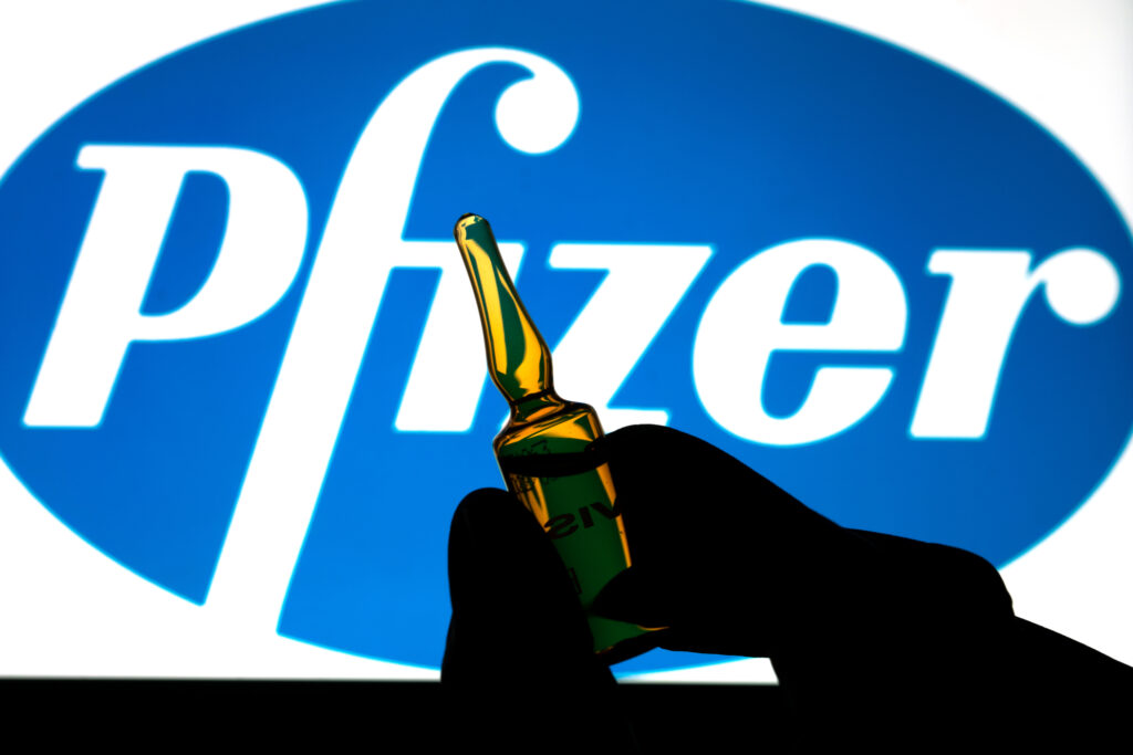 Ce va face Pfizer cu profiturile record pe care le-a obținut de pe urma pandemiei COVID-19