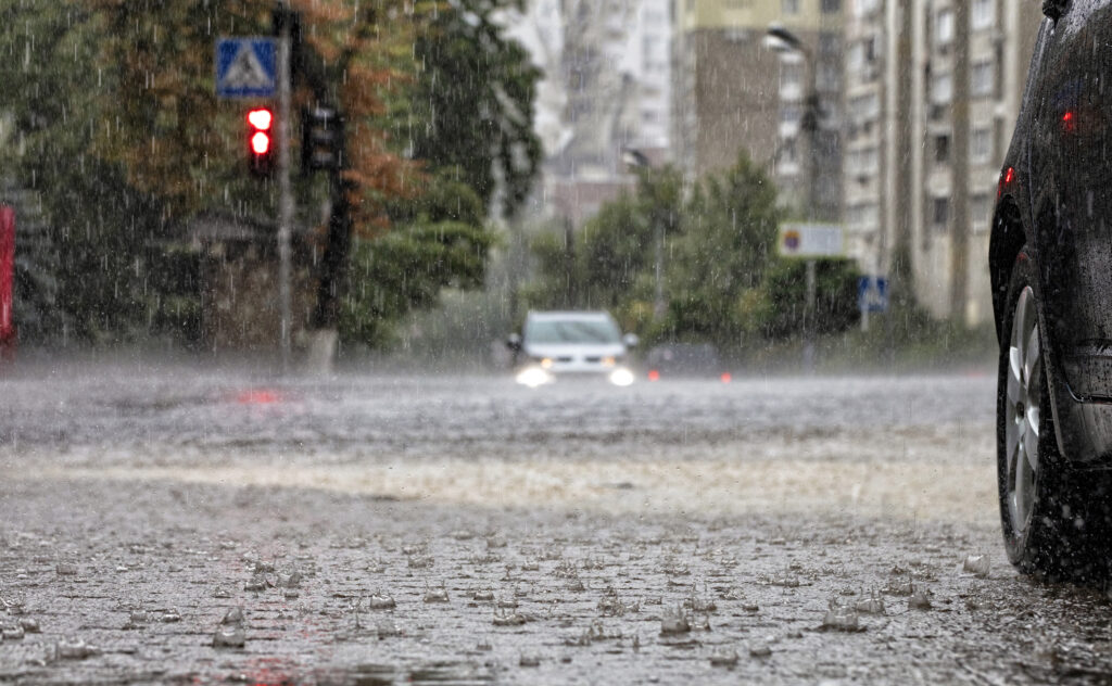 Cod galben de ploi şi viscol şi cod portocaliu de inundații. Vreme haotică în România