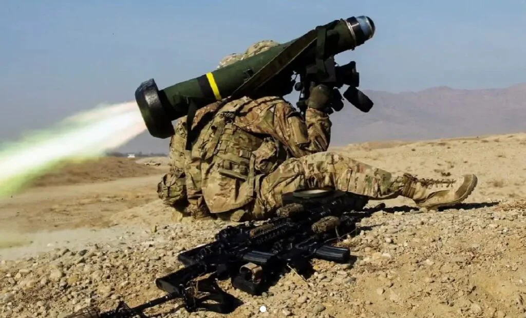 Industria de apărare își consolidează profiturile. SUA oferă Ucrainei 7.000 de rachete Javelin