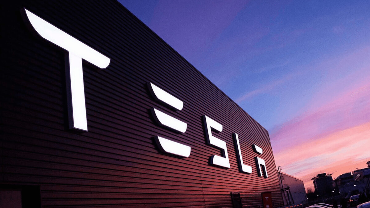 Tesla lui Elon Musk, detronată de BYD din China în topul vânzărilor de mașini electrice