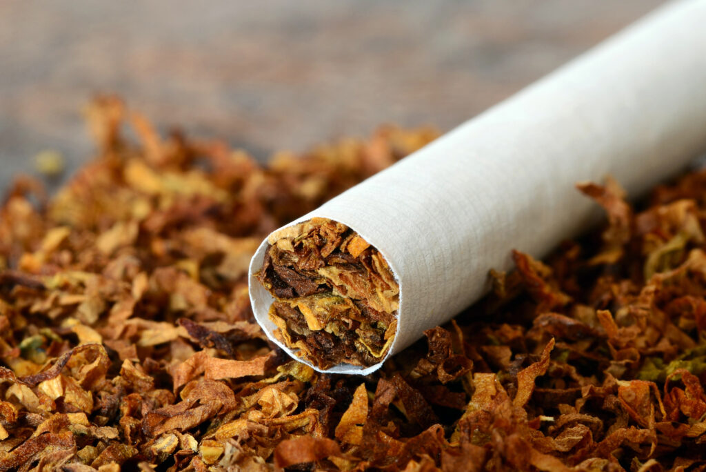 Tutunul ar putea fi complet interzis, după 2028, pentru anumite persoane. Se extinde lista locurilor cu fumatul interzis