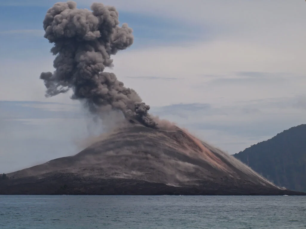 Un vulcan din Peninsula Kamceatka a expulzat o coloană de cenuşă înaltă de 10 kilometri