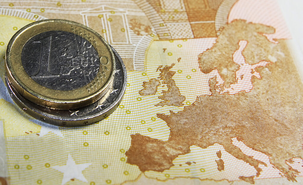 Euro a scăzut pentru prima dată în ultimele două decenii sub dolar, după ce Rusia a oprit livrarea de gaze naturale
