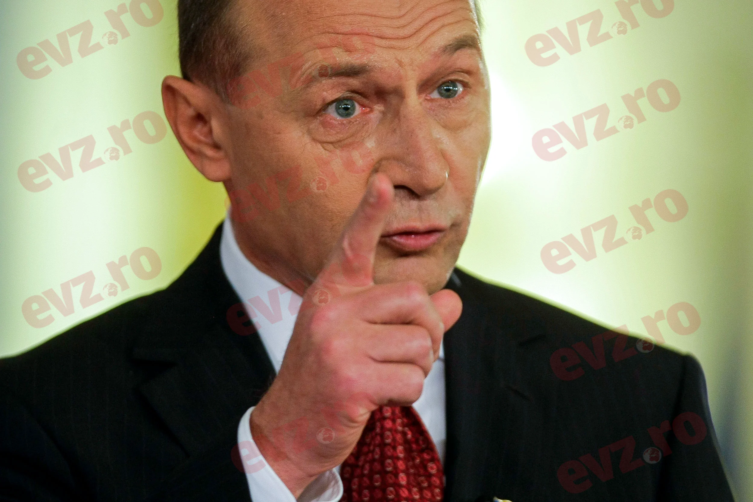 Băsescu și Vanghelie, ceartă în direct: Vedeți ce spuneți, că am înregistrări