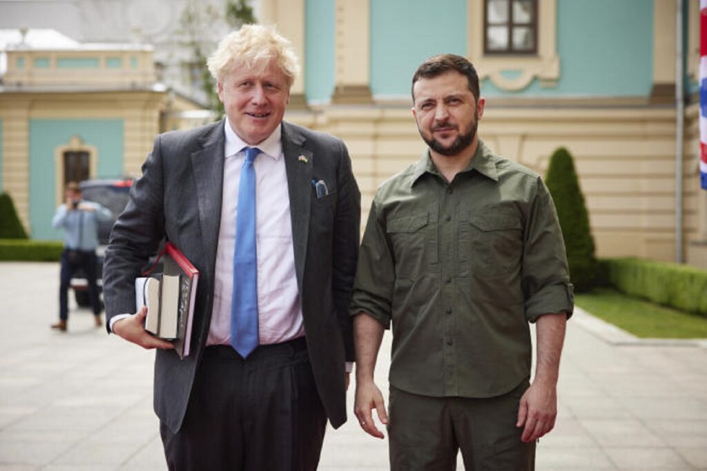 Volodimir Zelenski l-a decorat pe Boris Johnson. Premierul britanic a primit o placă pe „Aleea Curajului” din Kiev