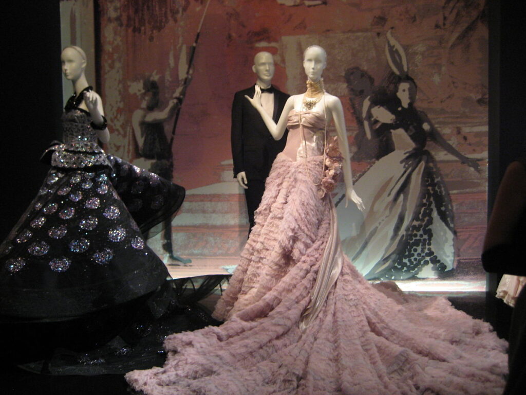 O rochie de colecție croită chiar de Christian Dior a fost găsită într-un pod în care a stat 25 de ani. Foto