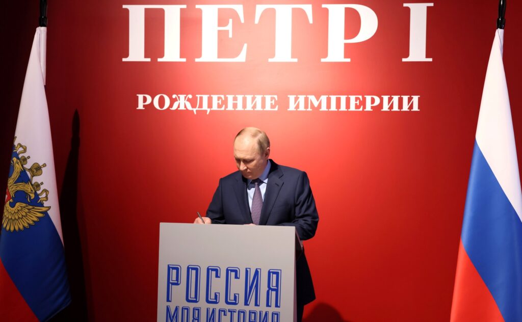 Vladimir Putin o ia pe urmele lui Stalin. Țarul de la Kremlin recompensează „mamele eroine”. Ce se ascunde în spatele acestui titlu