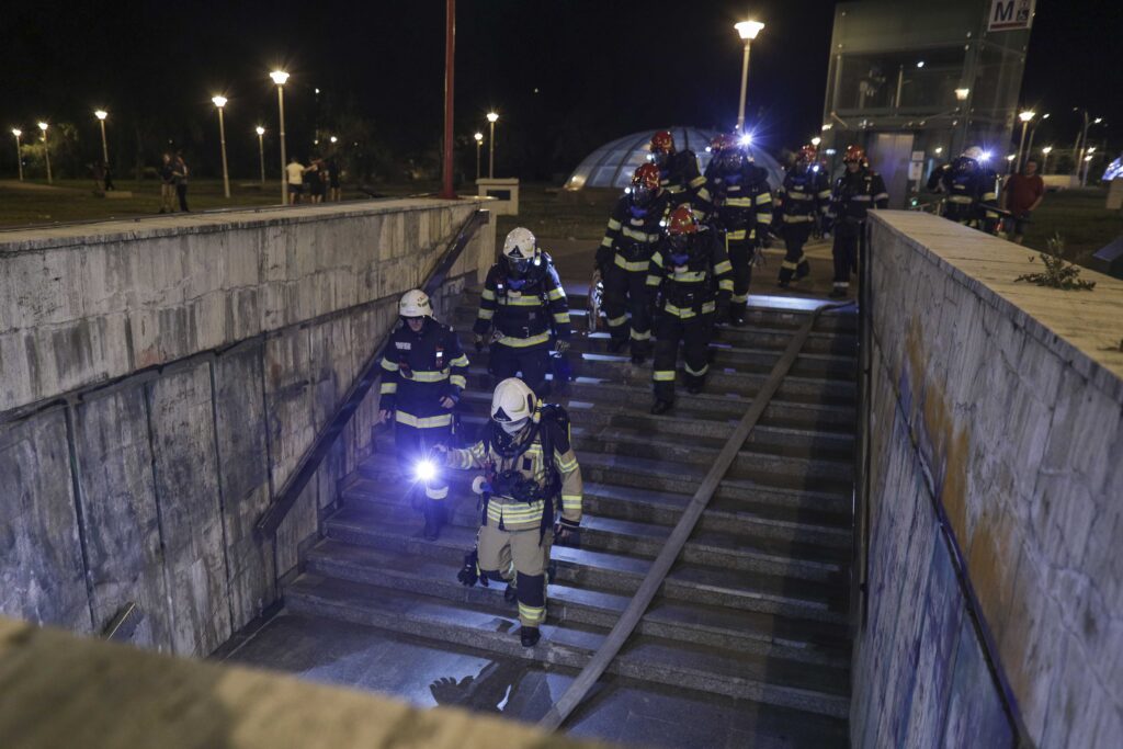 Metroul din București, avalanșă de probleme. Incendiu la stația Titan