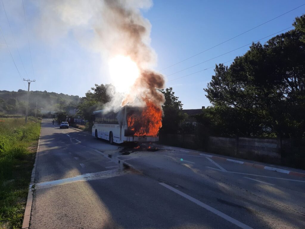 Un autobuz plin cu călători a luat foc în Oradea, în timpul mersului. Pasagerii și șoferul au reușit să se salveze