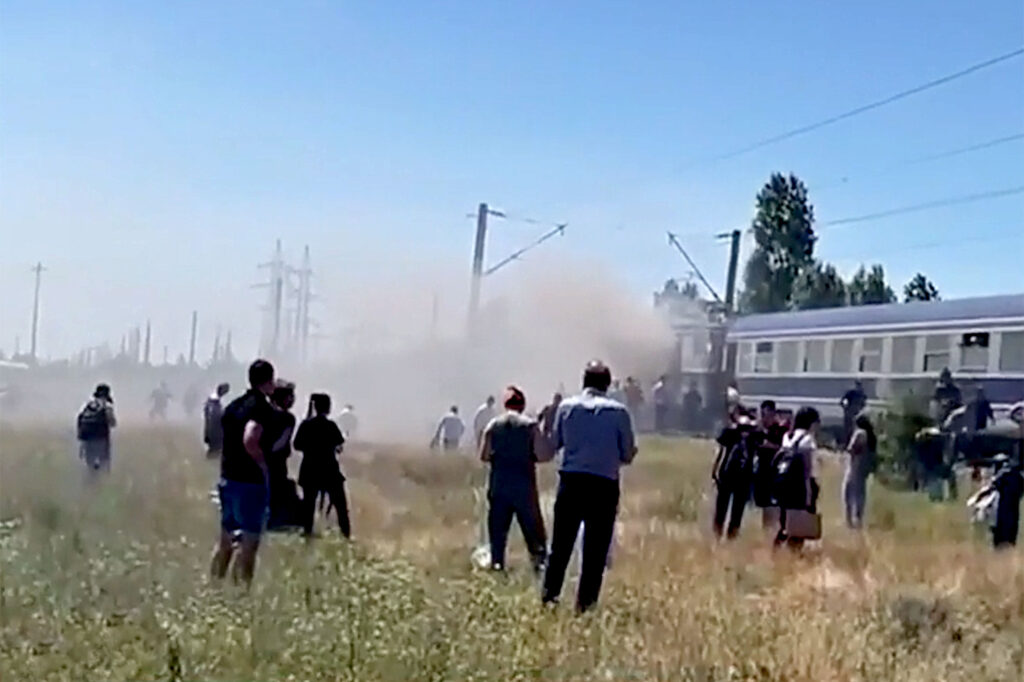 Locomotiva unui tren a luat foc în județul Teleorman. Incidentul a creat panică printre 250 de pasageri
