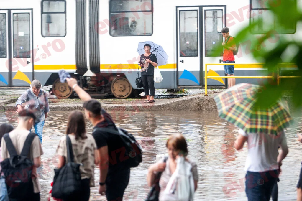 Primele efecte ale furtunii. Circulația tramvaielor în Capitală, blocată de acumulări mari de apă