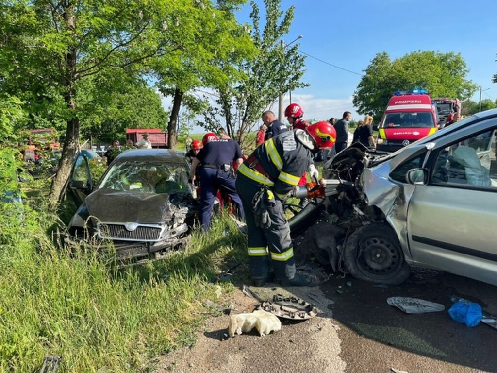 Accident grav în Botoșani. Două mașini s-au ciocnit frontal. Șapte copii au fost transportați la spital
