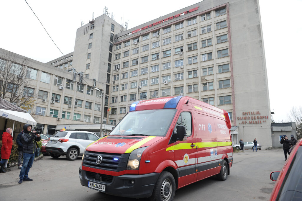 Alertă în Iași! Degajări mari de fum la un spital de copii. Mai multe echipaje de pompieri au intervenit. UPDATE