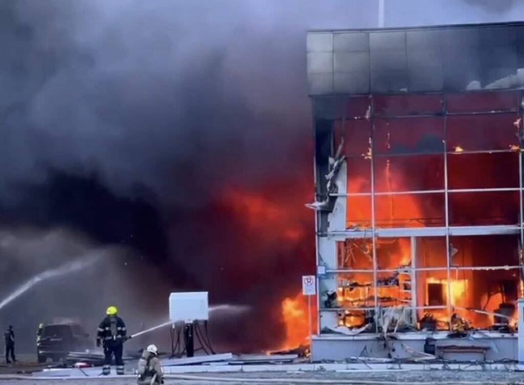 Noi bombardamente în Capitala Ucrainei. Rusia a atacat aeroportul din Kiev. Volodimir Zelenski: „Rușii continuă să facă ceea ce ştiu mai bine”