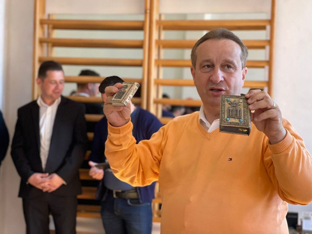 Cea mai mică Biblie din lume, cumpărată de un român din Lugoj. Cum a pus mâna pe lucrarea neprețuită