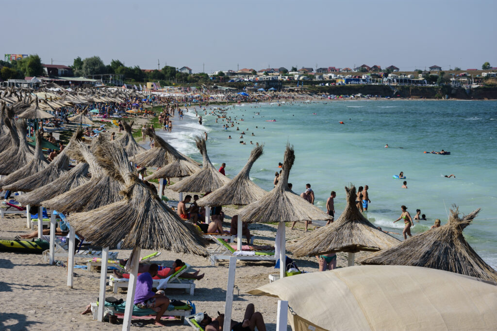 Prețurile au explodat pe litoral în anul acesta. Cu cât se vinde o porție de hamsii pe plajele Mării Negre
