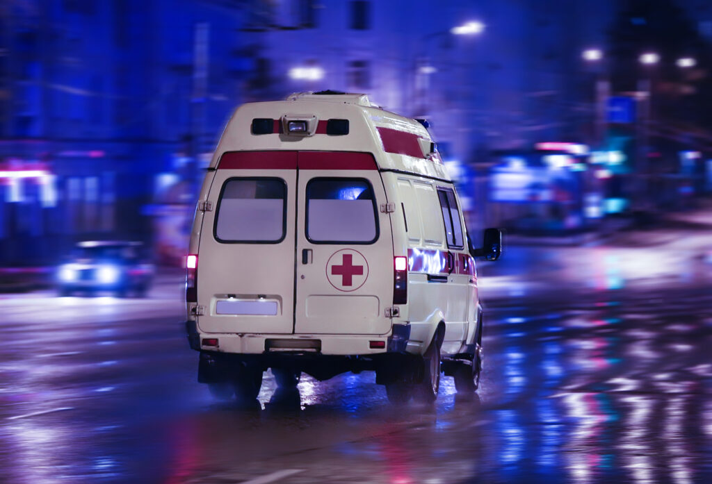 Ambulanță implicată într-un accident. Persoanele aflate în autospecială au fost rănite