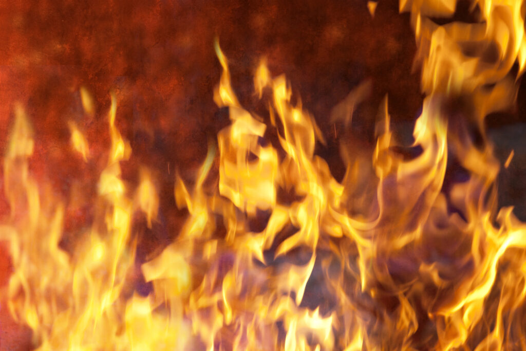 Incendiu într-un bloc din Neamț. O garsonieră a luat foc de la o lumânare. Pompierii au intervenit