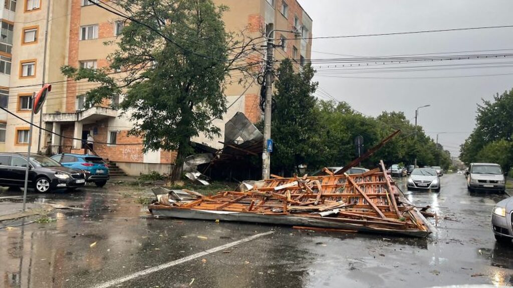 Furtună puternică în Craiova. Un acoperiș a fost doborât de vânt, iar doi copaci au căzut peste mașinile aflate pe carosabil