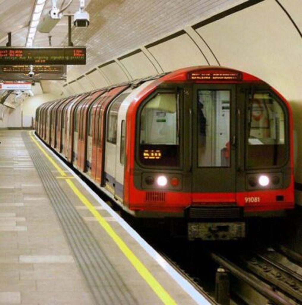 Tentativă de suicid la Metrou? Un bărbat a căzut pe șine în stația Piața Iancului
