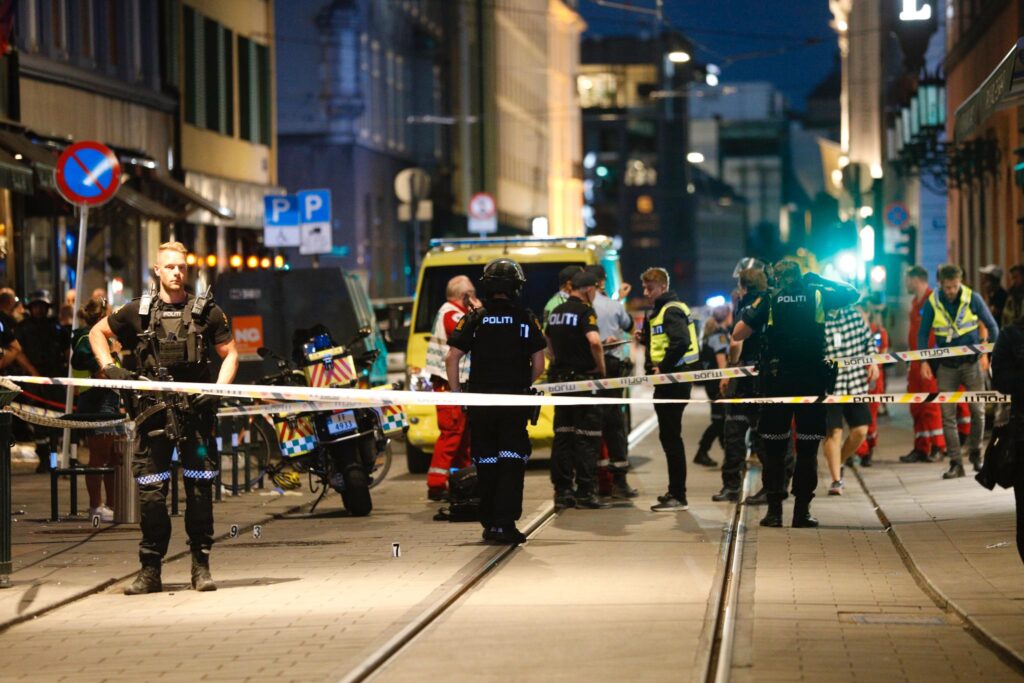 Împușcături în centrul orașului Oslo. Doi morți și 14 răniți într-un atac la un club gay. Video