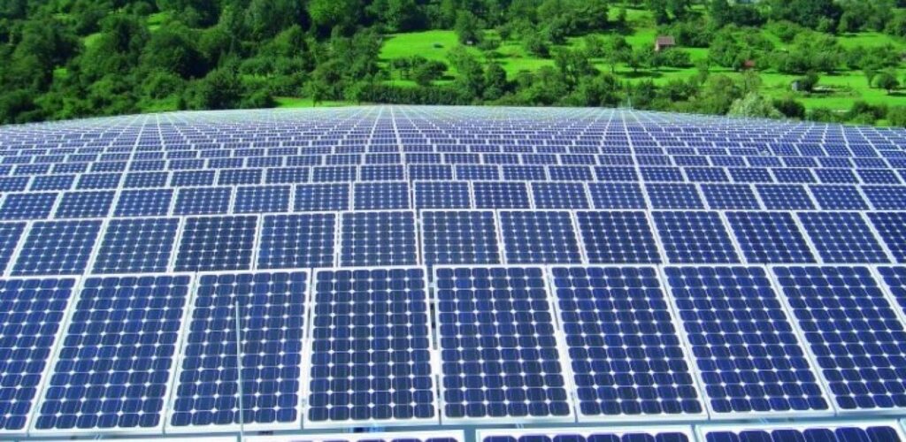Românii cu panouri solare contribuie la securitatea energetică a țării. Prosumatorii au generat 867 MW