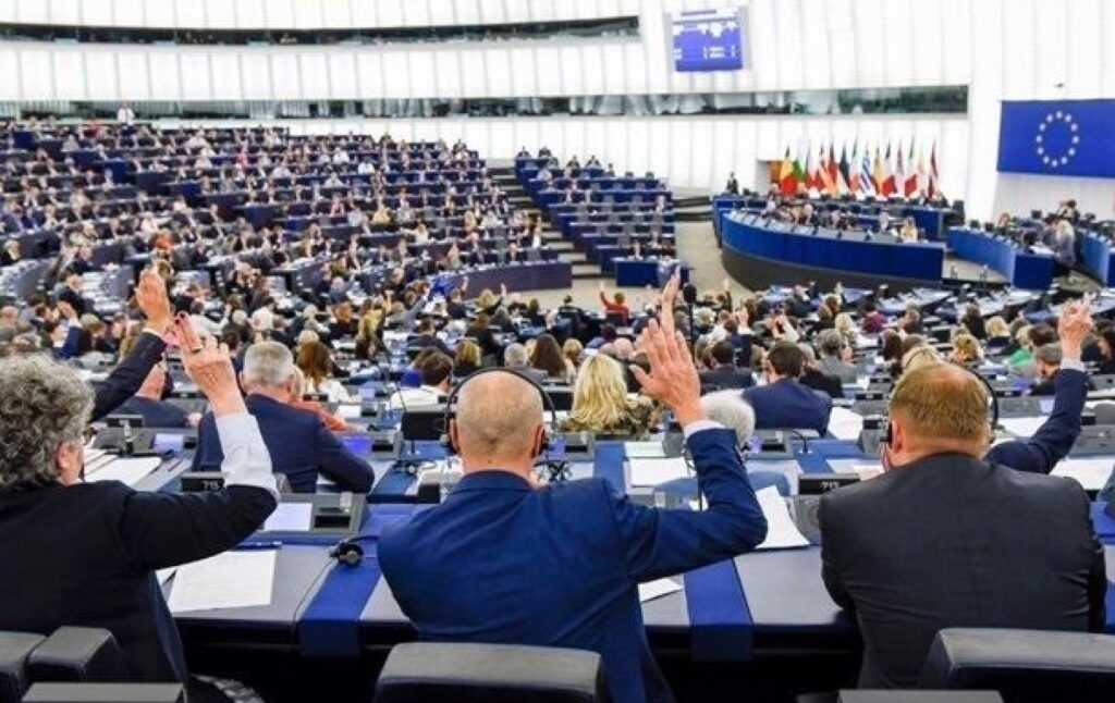 Cu un an înainte de alegerile europene, flirtul dreptei cu extrema dreaptă amenință echilibrul din Parlamentul de la Strasbourg