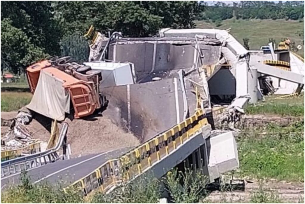 Un pod inaugurat de nouă luni s-a prăbușit. Două mașini au căzut în Siret la Luțca. VIDEO