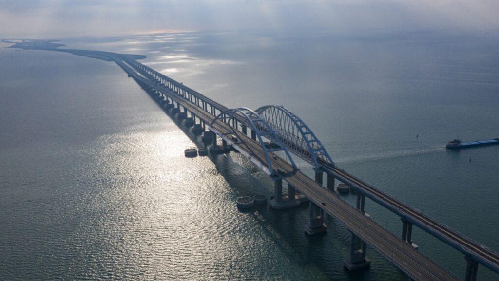 Rușii susțin că Podul Crimeei nu poate fi distrus. Este apărat din aer, de pe mare și de pe uscat. Expert militar: Băieți, nu aveți decât să încercați