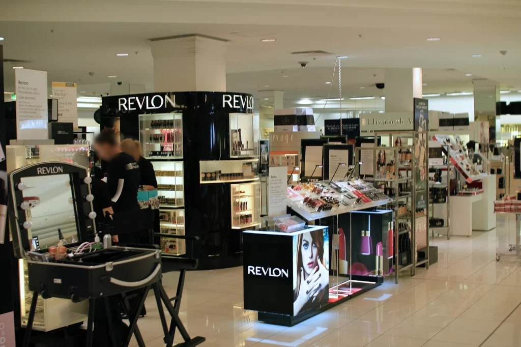 Compania de cosmetice Revlon, la un pas de faliment. Concurența este cu un pas înainte. Decizia patronilor