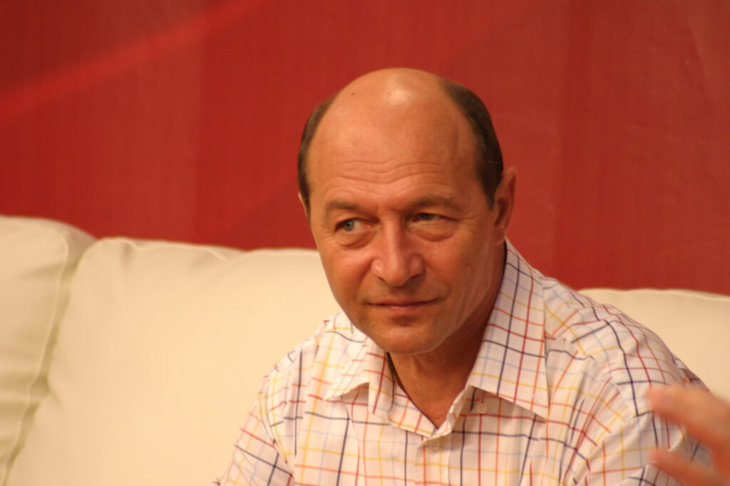 Traian Băsescu își mută ultimele lucruri din vila de protocol. Ce s-a întâmplat după vizita reprezentantului RAAPPS de aseară. Foto