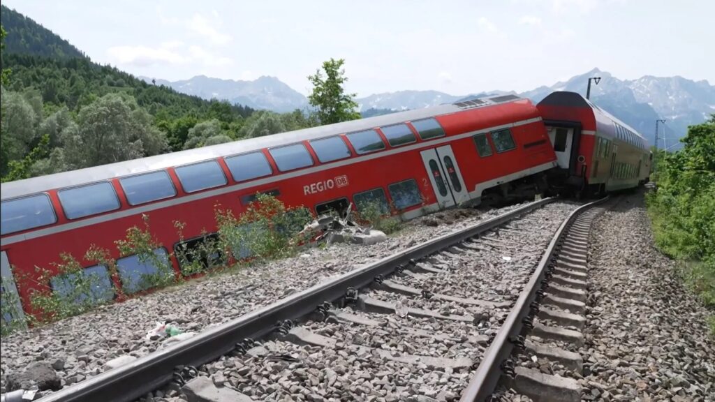 Tragedie uriașă! Patru morți şi 60 de răniți după deraierea unui tren. Imagini înfiorătoare de la faţa locului. FOTO