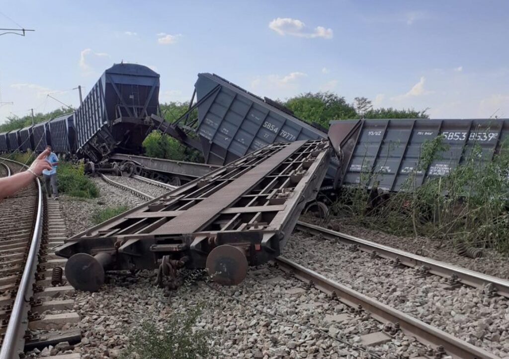 11 vagoane ale unui tren de marfă, deraiate pe ruta Pașcani – Iași. Traficul feroviar a fost întrerupt