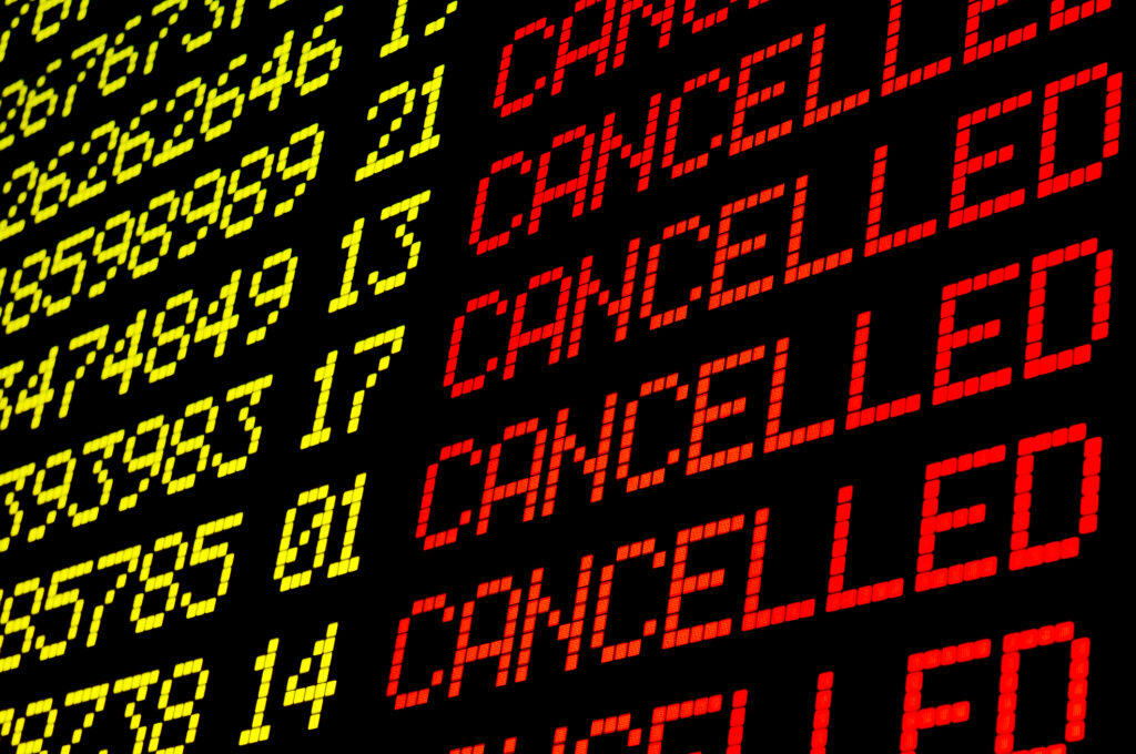 Zeci de zboruri au fost anulate din cauza noului coronavirus. Cazurile de infectare în rândul personalului sunt în creștere