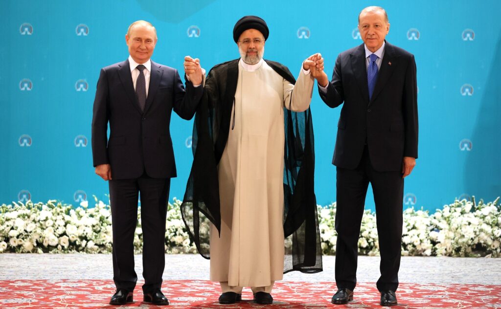 Umilire și isterie: Rezultatul vizitei lui Putin în Iran