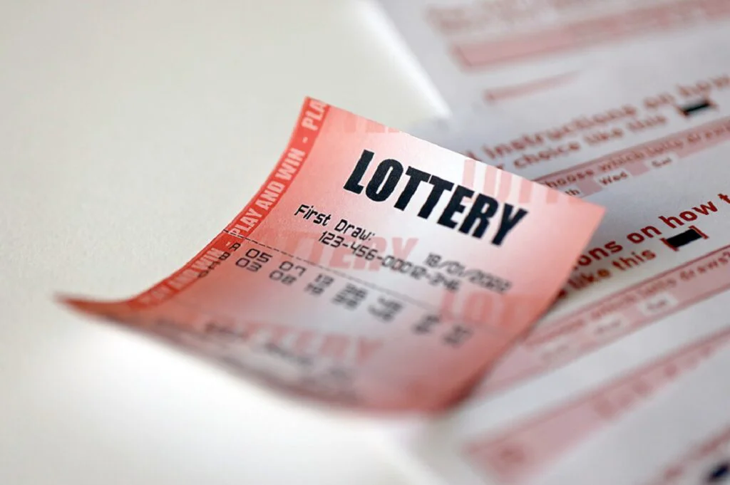 Un câștigător al Loteriei din Marea Britanie a cheltuit 45 de milioane de euro în opt ani. Ce a făcut cu toți banii