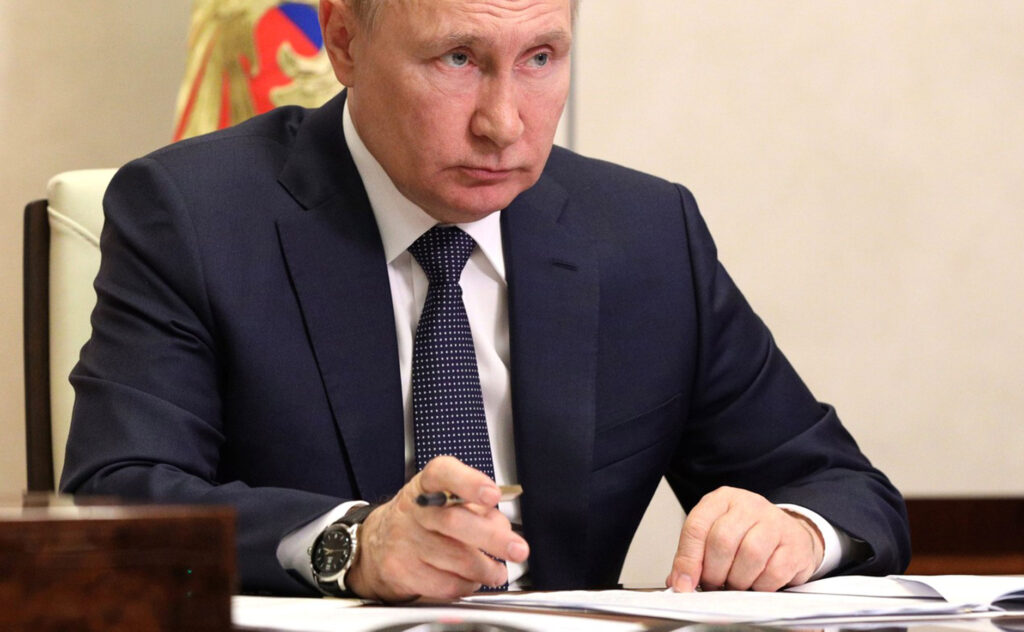 Vladimir Putin se teme să nu fie trădat. Nimeni din Ministerul Afacerilor Interne nu are voie să plece din țară, nici măcar în vacanţă