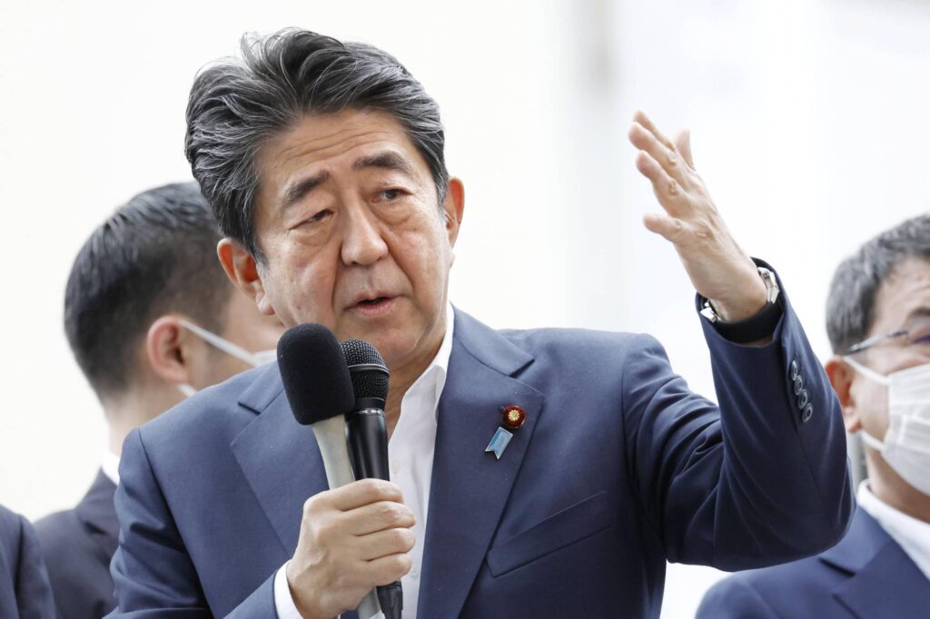Marile rețele de socializare șterg înregistrările video cu asasinarea fostului premier japonez Shinzo Abe