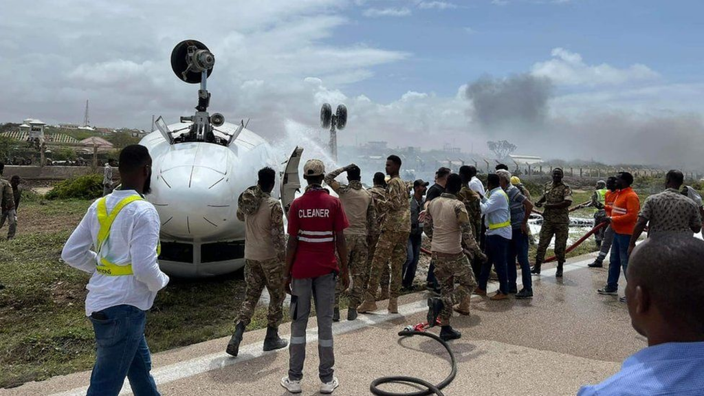 Un avion s-a răsturnat după o aterizare forțată în Somalia. Miracol pentru 30 de persoane aflate la bord