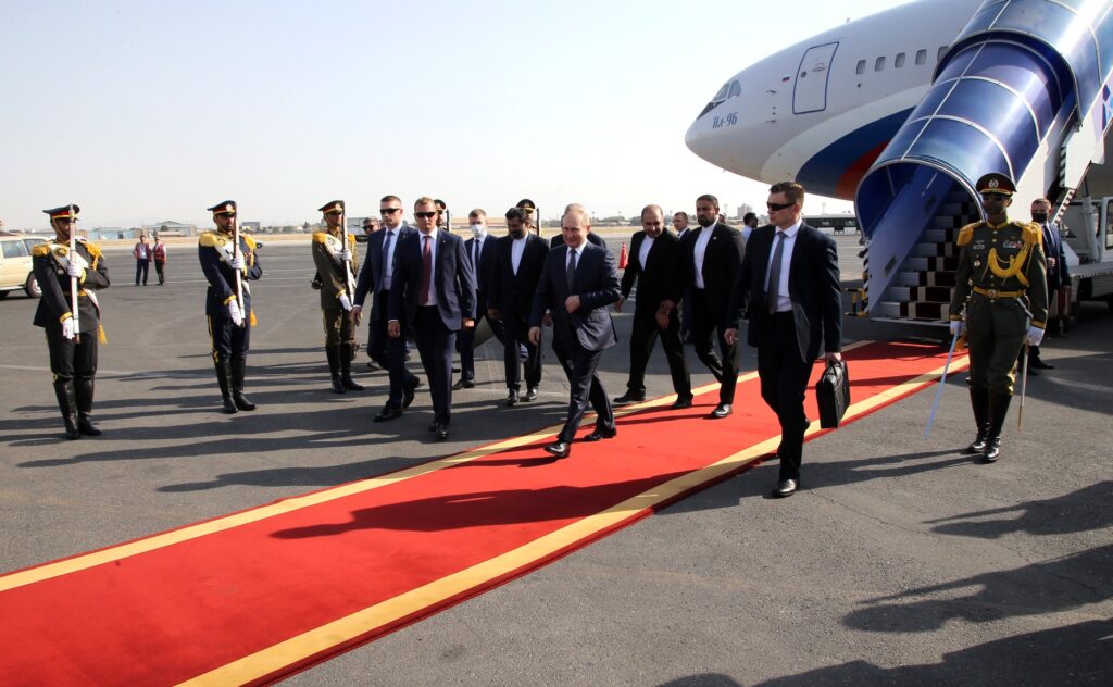 Vladimir Putin, înlocuit de o sosie în vizita la Teheran: „Vă rog să priviți momentul ieșirii lui Putin din avion. Este cumva Putin?”