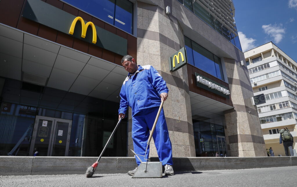 Noul McDonald’s al Rusiei a rămas fără cartofi la câteva zile după ce a vândut burgeri mucegăiți