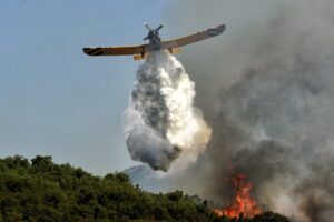 Grecia declară stare de urgență pe insula Chios, sute de pompieri luptă cu incendiile