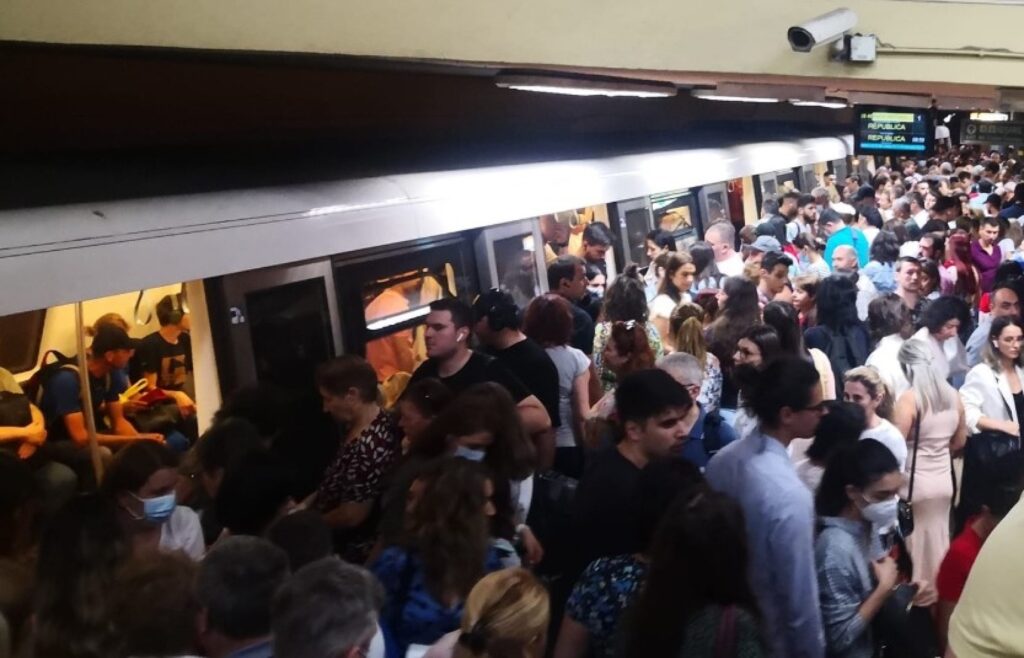 Metrourile vor ajunge mai greu în stație. Pasagerii vor aștepta și 15 minute. Când se va întâmpla asta